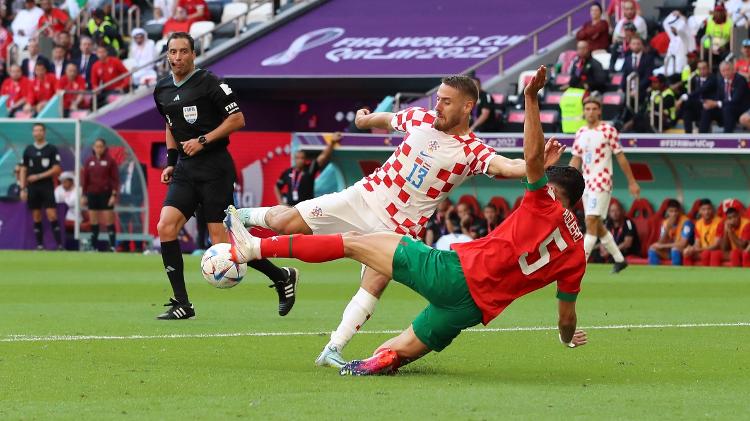 Aguerd blocks Vlasic's shot in the Morocco-Croatia match - Fantasista/Getty Images - Fantasista/Getty Images