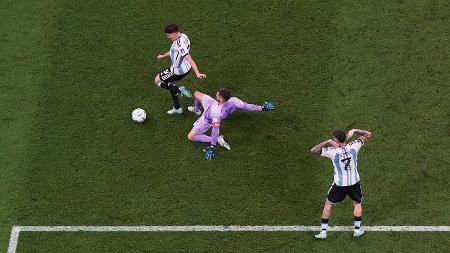 Alvarez aproveitou lambança de Ryan, goleiro da Austrália, e marcou para a Argentina em jogo da Copa do Mundo - Kai Pfaffenbach/Reuters - Kai Pfaffenbach/Reuters
