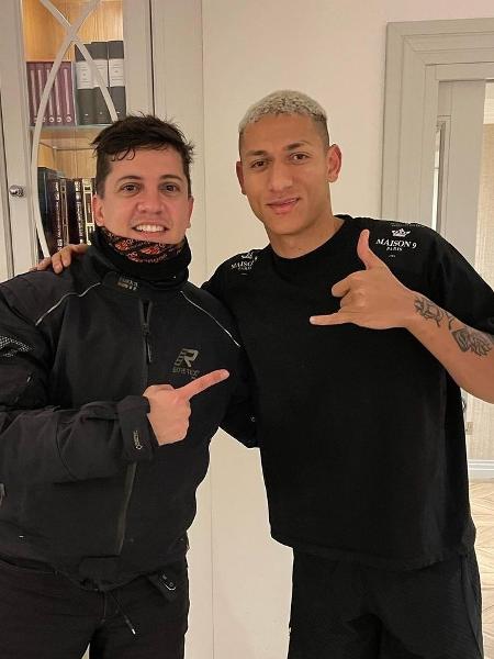 Motoboy brasileiro atendeu Richarlison em Londres, ganhou foto e maior caixinha da noite - Reprodução