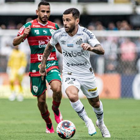 Lucas Lima em ação pelo Santos na partida contra a Portuguesa