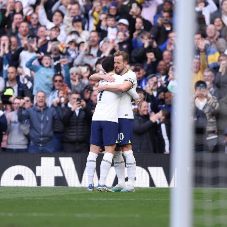 Harry Kane e Son se abraçam após gol do Tottenham sobre o Brighton - Divulgação/Twitter @SpursOfficial
