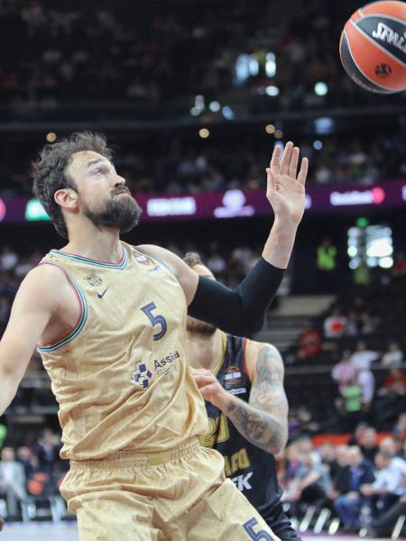 Sertaç Sanli, pivô do time de basquete do Barcelona. - PETRAS MALUKAS/AFP