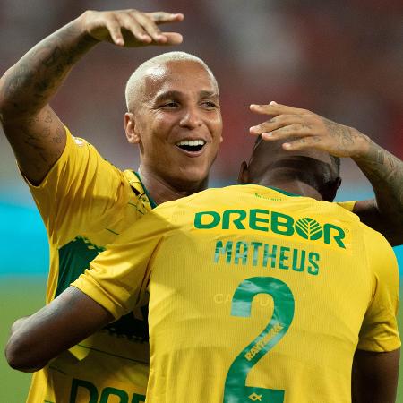 Deyverson e Matheus Alexandre comemoram gol do Cuiabá contra o Flamengo pelo Campeonato Brasileiro