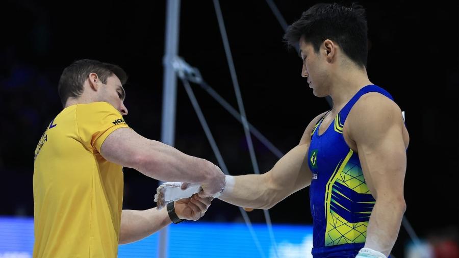 Arthur Zanetti ajuda Arthur Nory no Mundial de Ginástica Artística