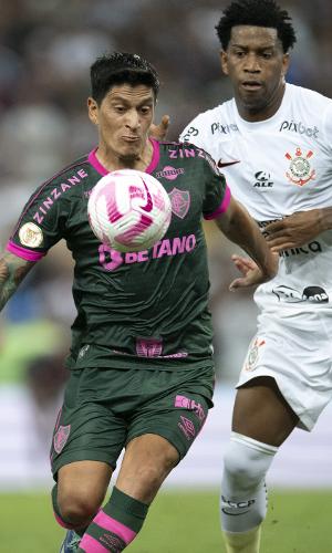 Germán Cano, do Fluminense, disputa lance com o zagueiro Gil, do Corinthians, durante partida Maracanã