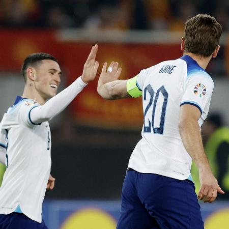 Foden e Kane comemoram gol da Inglaterra contra a Macedônia do Norte, pelas Eliminatórias da Euro