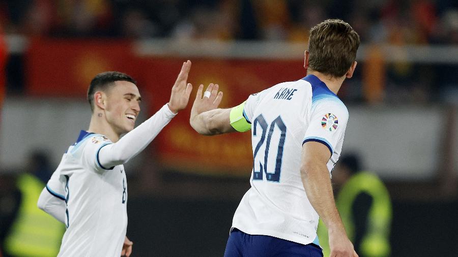 Foden e Kane comemoram gol da Inglaterra contra a Macedônia do Norte, pelas Eliminatórias da Euro