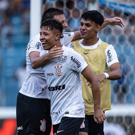 Pedrinho, do Corinthians, comemora após marcar contra o Guarani, pela Copinha