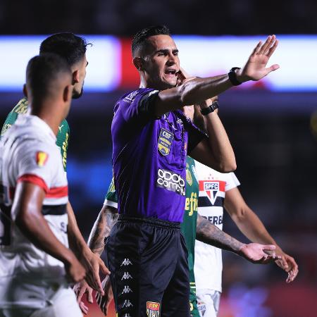 Árbitro Matheus Delgado Candanãn relatou ameaças por integrantes do São Paulo após empate com o Palmeiras
