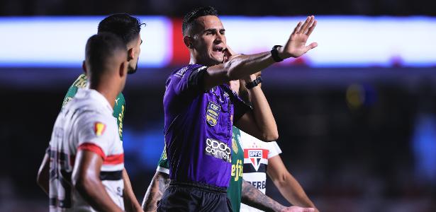 Opiniões divididas entre ex-árbitros sobre polêmicas com VAR no clássico paulista