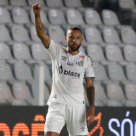 Guilherme celebra gol em Santos x Guarani, confronto do Campeonato Brasileiro - MAURÍCIO DE SOUZA/DIÁRIO DO LITORAL/ESTADÃO CONTEÚDO