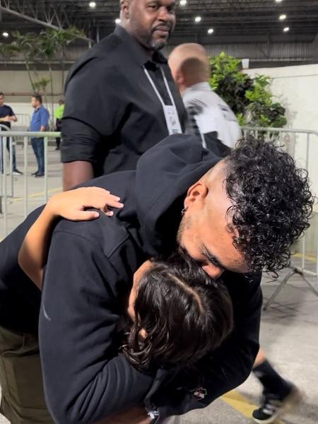 Que fofura! Menininha vascaína chora ao encontrar Payet após classificação do Vasco em São Januário