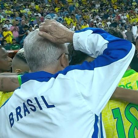 Dorival Júnior ficou fora da roda dos jogadores da seleção antes dos pênaltis contra o Uruguai na Copa América Dorival Júnior ficou fora da roda dos jogadores da seleção antes dos pênaltis contra o Uruguai na Copa América