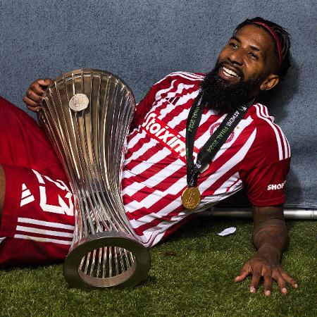 Rodinei do Olympiacos comemora vitória da Conference League 2024 com taça - Boris Streubel/Getty Images