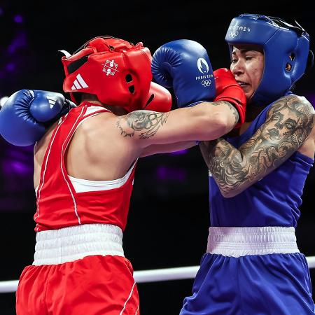 Carol Barbosa "Naka" (de azul) contra Nazym Kyzaibay (Cazaquistão) em luta de boxe nas Olimpíadas