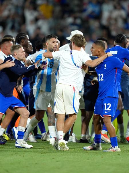 Jogadores de França e Argentina brigam depois de jogo de futebol nas Olimpíadas