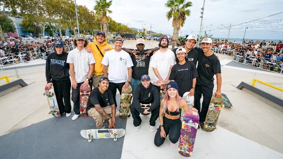 Felipe Gustavo e Leticia Bufoni com outros skatistas no Red Bull Drop In Tour, em Barcelona