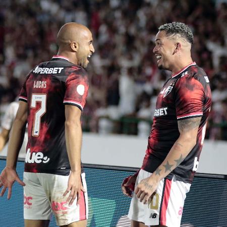 Lucas e Luciano celebram gol pelo São Paulo