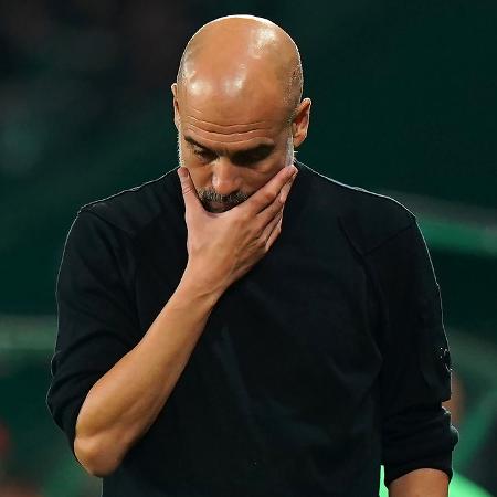 Pep Guardiola se lamenta durante Sporting x Manchester City, duelo da Champions League