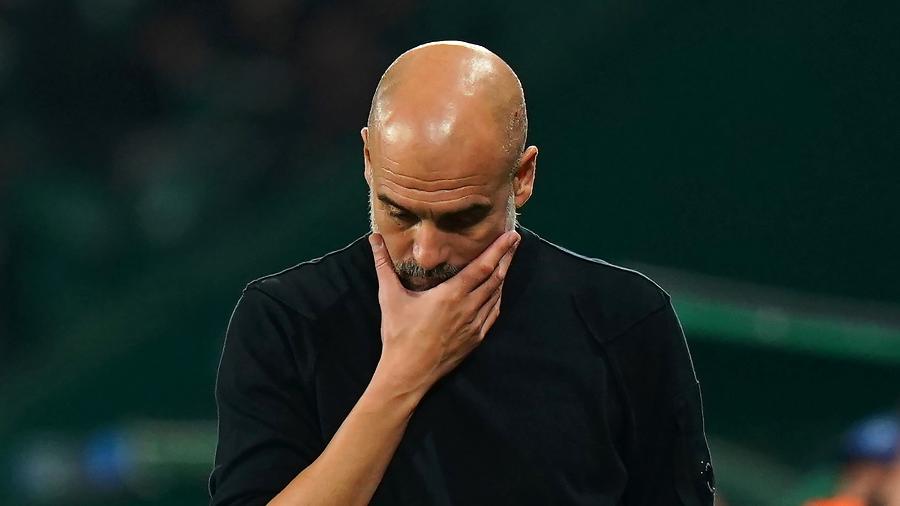 Pep Guardiola se lamenta durante Sporting x Manchester City, duelo da Champions League