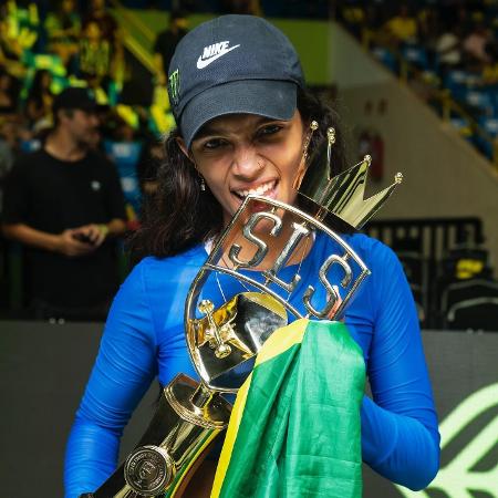 Rayssa Leal posa com troféu após conquistar o tri do SLS Super Crown - Divulgação/Instagram @sls