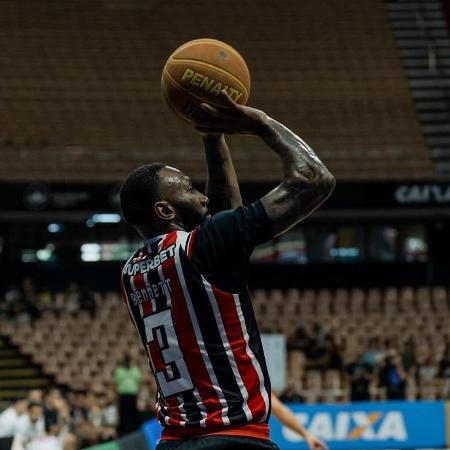 Bennett, do São Paulo, em ação no jogo contra o Brasília, pelo NBB