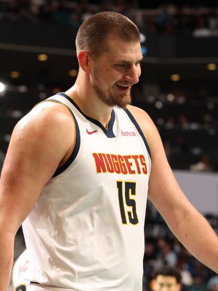 Nikola Jokic, com a camisa do Denver Nuggets Nikola Jokic, com a camisa do Denver Nuggets