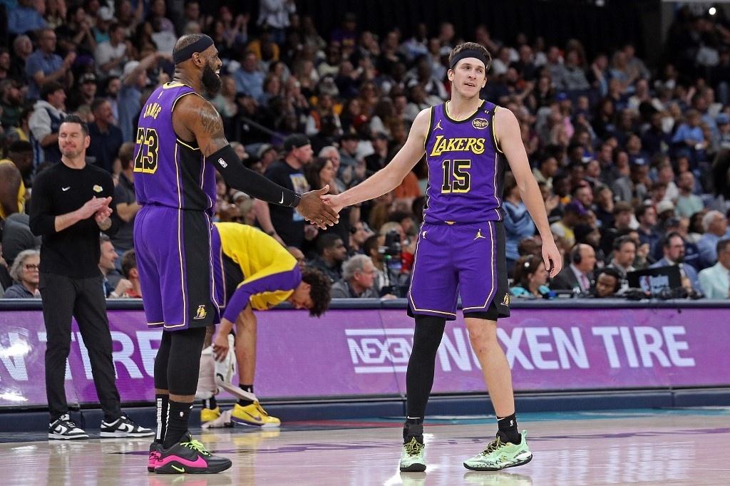LeBron James e Austin Reaves em ação pelos Lakers contra o Memphis Grizzlies - undefined