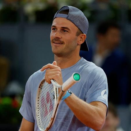 Tommy Paul em ação durante jogo contra João Fonseca no Masters 1000 de Madri