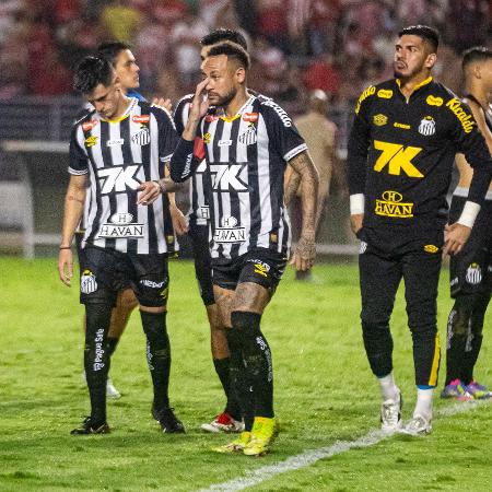 Neymar se lamenta após derrota do Santos nos pênaltis para o CRB em jogo da Copa do Brasil