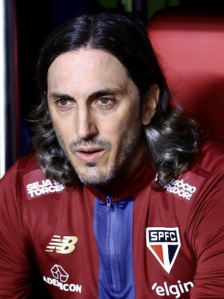 Luis Zubeldía, técnico do São Paulo, durante jogo contra o Talleres Luis Zubeldía, técnico do São Paulo, durante jogo contra o Talleres