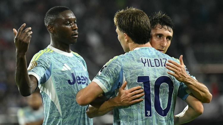 Kolo Muani, Yildiz e Cambiaso celebram gol da Juventus sobre o Al Ain em jogo do Mundial Kolo Muani, Yildiz e Cambiaso celebram gol da Juventus sobre o Al Ain em jogo do Mundial