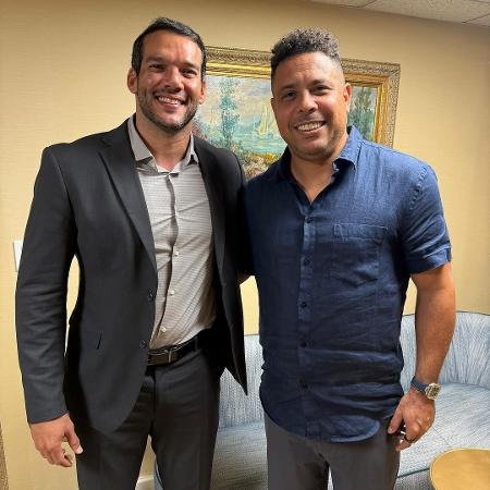 Samir Xaud, presidente da CBF, posa com o ex-atacante Ronaldo nos EUA