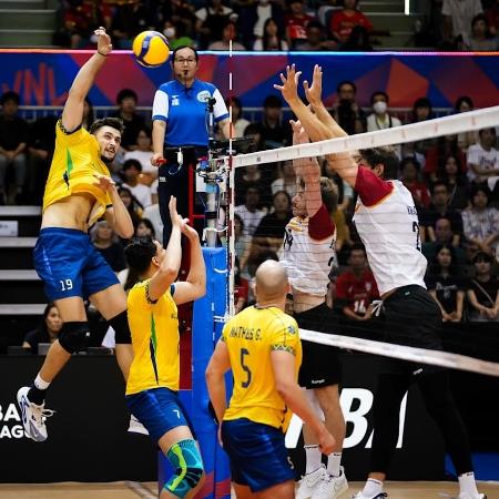 Ataque do Brasil contra a Alemanha, na Liga das Nações de Vôlei