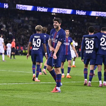 Lucas Beraldo, zagueiro do PSG, comemora gol contra o Auxerre pelo Campeonato Francês