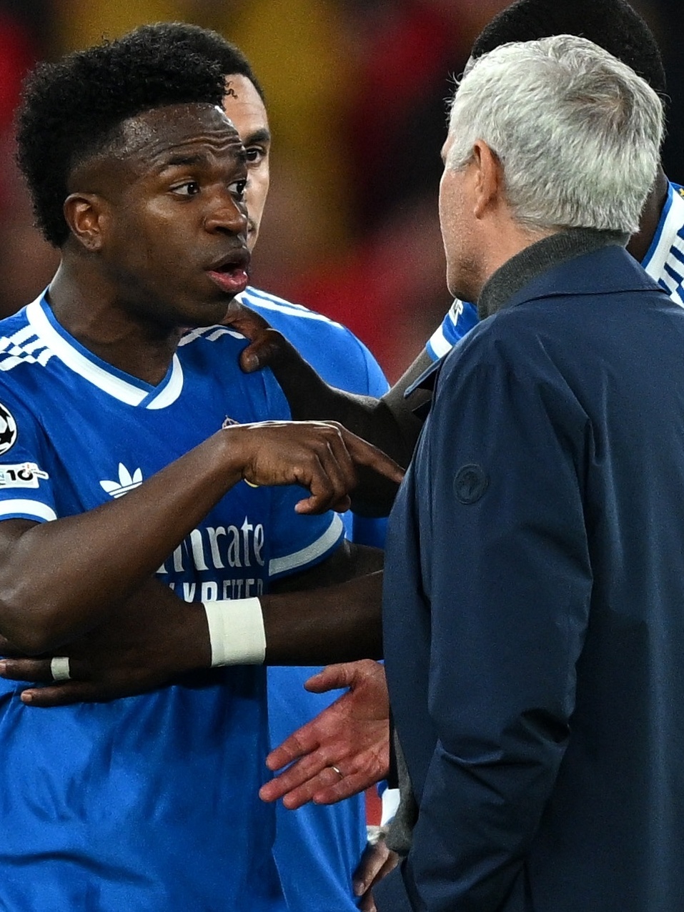 José Mourinho valida racismo ao culpar comemoração de Vinicius Júnior