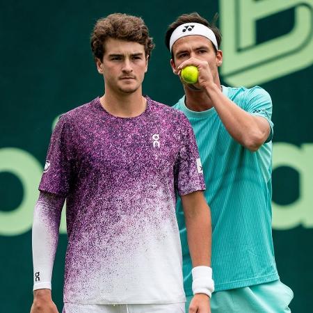 João Fonseca e o alemão Daniel Altmaier em ação no torneio de duplas do ATP de Halle