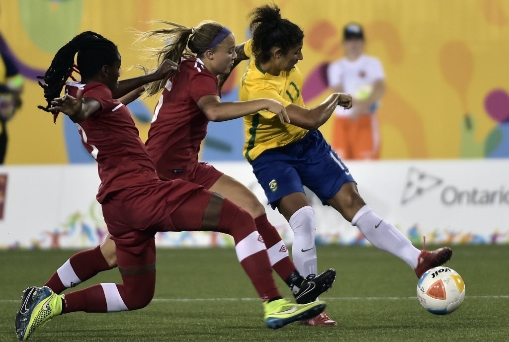 Cristiane chuta para o gol no jogo entre Brasil e Canadá no futebol feminino do Pan