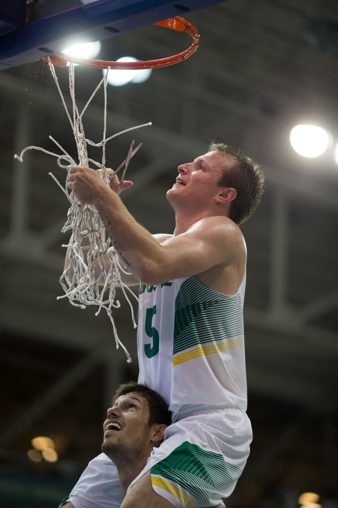 Rafael Luz pega a rede da cesta de basquete após conquista do ouro pelo Brasil