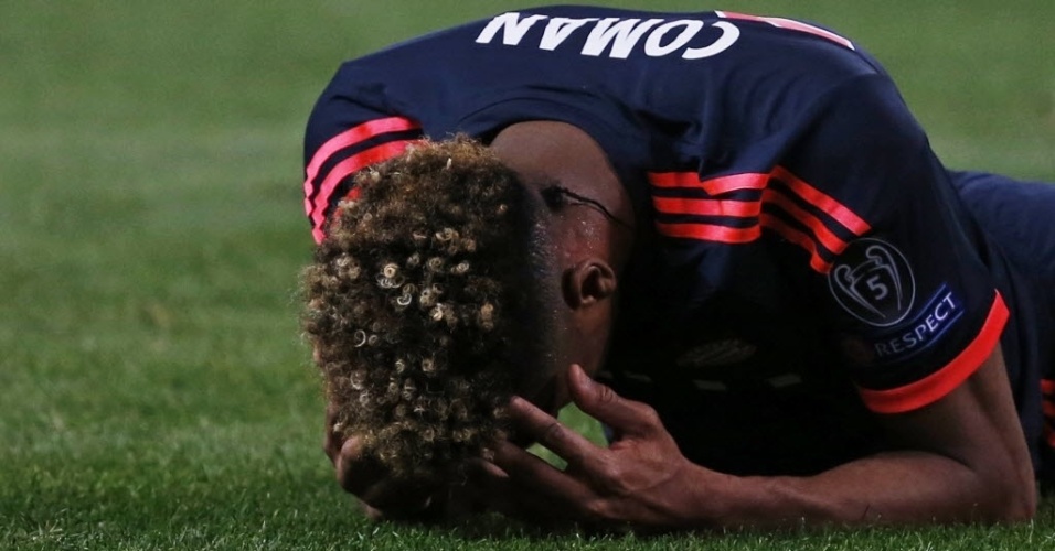 Coman, zagueiro do Bayern de Munique, lamenta bola chutada no travessão do Atlético de Madri