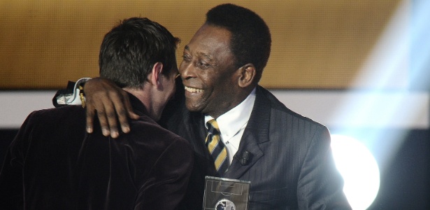 Pelé cobrou habilidades de Messi (de costas, em foto de 2011); Iniesta discordou - AFP PHOTO /FABRICE COFFRINI