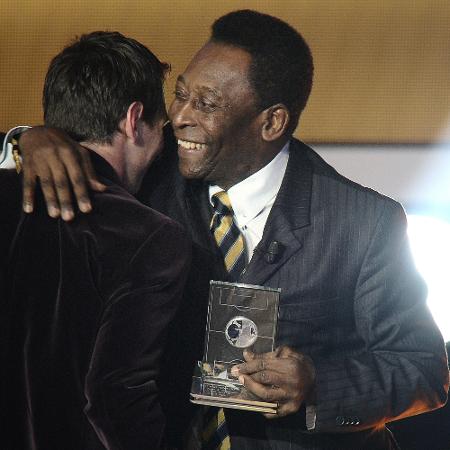 Pelé entrega prêmio a Messi durante cerimônia da Fifa - AFP PHOTO /FABRICE COFFRINI