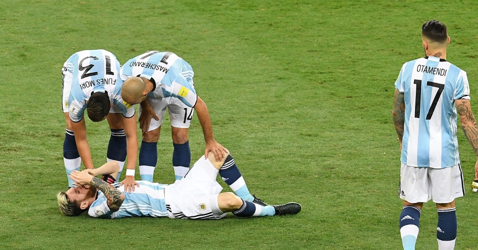 Messi cai no gramado após falta de Fernandinho