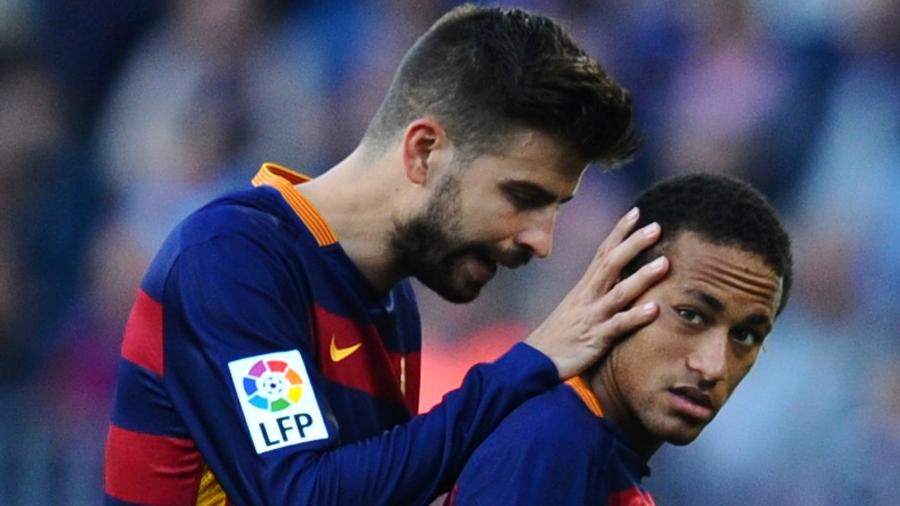 Piqué conversa com Neymar durante partida do Barcelona - David Ramos/Getty Images