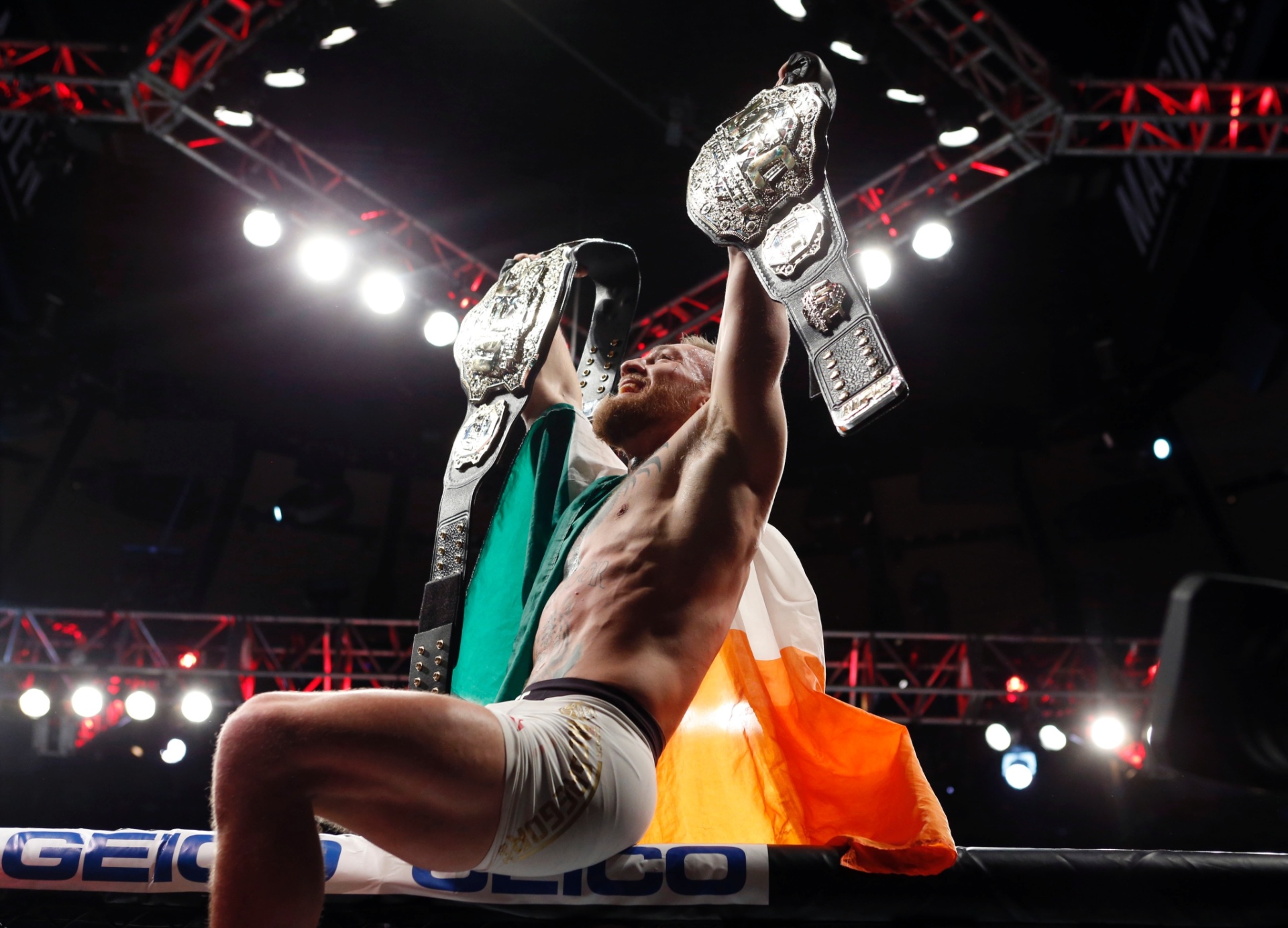 Conor McGregor exibe os cinturões do pena e dos leves do UFC - Adam Hunger/USA Today Sports/Getty Images