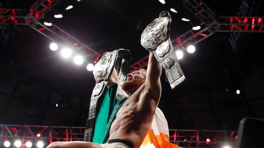 Conor McGregor exibe os cinturões do pena e dos leves do UFC - Adam Hunger/USA Today Sports/Getty Images