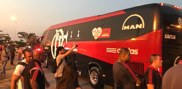 Mesmo sem torcida, Flamengo desembarca no Rio por saída alternativa