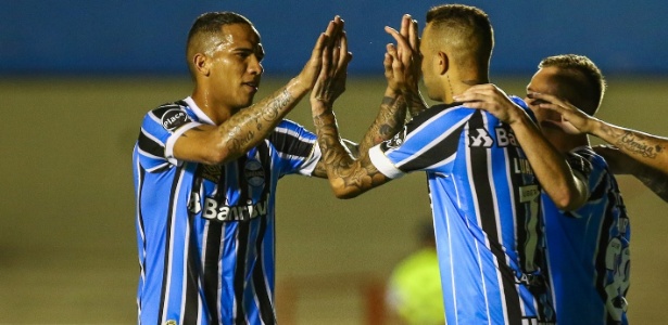 Luan e Jael comemoram após discutir sobre quem bateria pênalti no Grêmio - Lucas Uebel/Grêmio