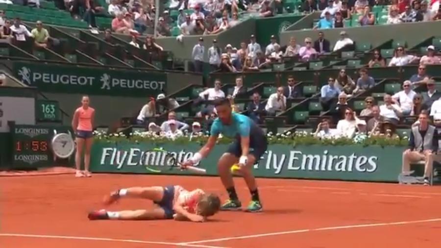 Tadinho Tenista b snio atropela menino gandula em Roland Garros