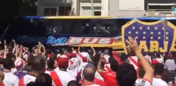 Ônibus do Boca foi apedrejado na chegada ao estádio do River - Reprodução